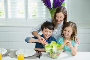 Estimule seu filho a comer bem com alimentação saudável
