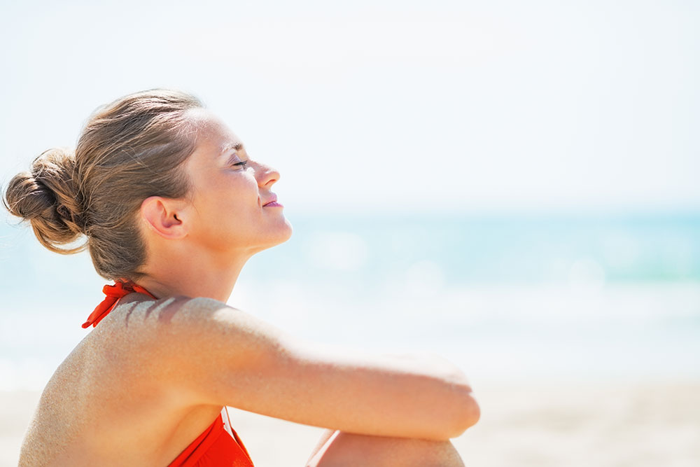 Tomar sol em excesso pode causar manchas e alergias na pele