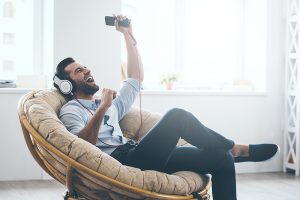Volume de fones de ouvido pode prejudicar a saúde auditiva